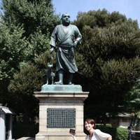 西郷隆盛像の前で記念撮影