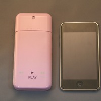 iPhoneとのサイズ比較（プレイ フォー ハー オーデパルファム、50ml）