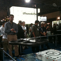 iPhoneで操作のリモコンヘリ「AR.Drone」に人だかり