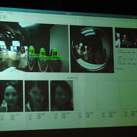 カメレオンアイを利用した顔認識技術のデモ。QRIOは、新搭載した広角カメラを生かして、複数の人の顔を認識できる。さらに、QRIOに手を振ると、その人にズームイン、振り向いてあいさつする