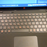 「Envy」のキーボードは独立型を採用。デザインは黒地にオレンジを配する