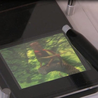 “触る”３D技術。3D映像のカメレオンにペン先をはじき飛ばされる