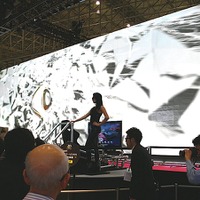 巨大な3D LEDディスプレイが設置されているソニーブースのメインステージ