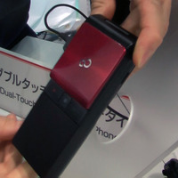 【CEATEC JAPAN 2010（Vol.39）：動画】富士通、2つのタッチパネル液晶を搭載する携帯を参考出展 画像