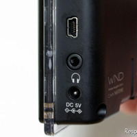 ナビタイムジャパン　WND カーナビタイム WND-01K インプレ 本体右側面にはヘッドホン、電源、USBの各端子がある。