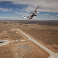アメリカ宇宙空港 宇宙船のフライオーバー。宇宙船は双胴の母機から発進する。帰路は滑空