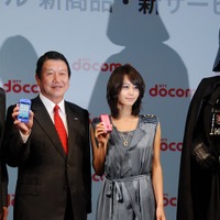 会場には同社のCMキャラクター、渡辺謙さんと、堀北真希さん、ダースベイダー卿が登場