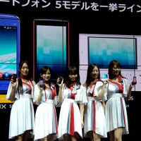 舞台上には「IS03」や、「LYNX SH-03C」をはじめとする同社のスマートフォン5機種が登場