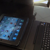 「iPad case with Keyboard」。このままiPadをたてれば、まるでノートPCのような感じに