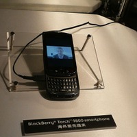 海外仕様の珍しいBlackBerry端末も参考展示。写真は「BlackBerry Torch 9800」