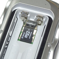 電池を取り出すとその下にマイクロSDカードスロットがある。カード内にデジカメ画像をコピーしておいて本機で閲覧するといったことも可能だ。 GARMIN Oregon450TC