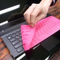 「VAIO E」シリーズ専用として、ソニーストアではカラフルなキーボードカバーも用意（写真はピンク）。本体10色、カバー5色で多彩なマッチングを楽しむことができる