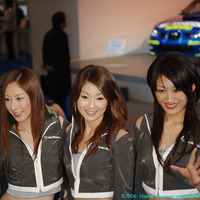 　東京オートサロン2006のコンパニオン写真集第13弾は、スバルブースから。
