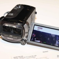【CES 11】 ソニーが4月にも発売を予定しているHDR-TD10。モニターは3型の裸眼3D視聴に対応