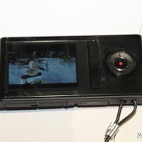 【CES 11】 ソニーが4月に発売するMHS-FS3。裸眼で3D映像が確認できるモニターを搭載するが、視野角はかなり狭い様子だった