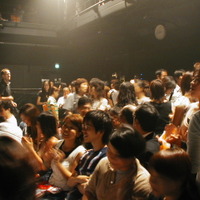 白熱のタップダンスが渋谷に「降臨」〜＠niftyが北野武監督の映画最新作『座頭市』公開記念イベントをブロードバンド中継