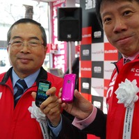 千本氏とエリック氏。エリック氏が持っている端末はピンクの着せ替えリアカバーが付けられている