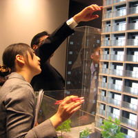 バルコニー手すり部分にはガラスを採用。赤坂の街に調和しながらも埋もれない外観を追求し、六角形を積み重ねたようなデザインに