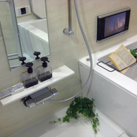 浴室のテレビはオプションで設置可能。出入りしやすいように、浴槽のへりが平らで幅広に
