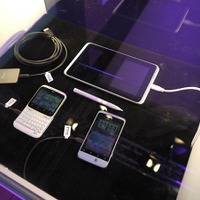HTCブース内のガラスケースに展示されていた「HTC ChaCha」（左）「HTC Salsa」（右）