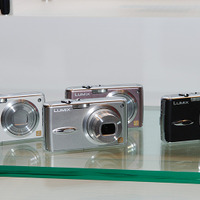　松下電器産業は、広角28mmの3.6倍ズームと手ブレ補正機構を搭載した薄型デジタルカメラ「LUMIX DMC-FX01」を3月10日に発売する。価格はオープンで、実売予想価格は48,000円前後。