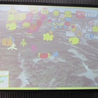 実際にPC上では写真のように見える。花粉のキャラクターとGoogle Earthの地域映像が合成されて表示。花粉キャラクターだけでなく、東京では東京タワーが見えたり、沖縄では守礼門が見えたりする