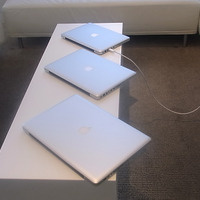 新型MacBook Pro（手前から17型、15型、13型）