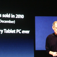 iPadの2010年の実績を紹介するジョブズ氏