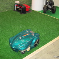 【エコハウスEXPO11】世界初の自動芝刈りロボット 画像