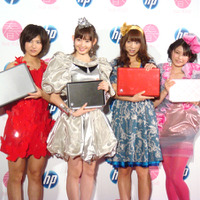 最新ノートPCを手に、左から宮澤佐江さん、小嶋陽菜さん、高城亜樹さん、横山由依さん