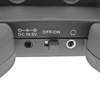 バッテリ充電用USBケーブル接続部とイヤホン接続部