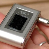　ABC 21は、0.9型フルカラー有機ELディスプレイを搭載し、映像/音楽再生・ボイスレコーダー・FMラジオ録音再生・ゲーム機能を持ったフラッシュメモリタイプのポケットメディアプレーヤー「ADA-0526A」を5月上旬に発売する。