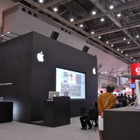 アップルブースは黒い直方体で、Apertureのステージを展開。その両側ではハンズオンで実際に解説付きでさわれるようになっていた