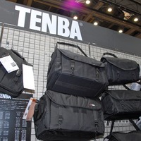 カメラバッグの代名詞ともいえるTENBAの新作はメトロパックII。このシリーズにはノートPCが入るタイプとカメラのみのタイプがあり、後者が新作