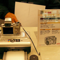 プリンタードックのコーナーに日本未発売の同社のデジタルカメラ6製品が参考出品として並んでいた