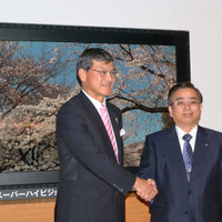発表会に登場したNHKの永井研二氏（左）とシャープの水嶋繁光氏（右）