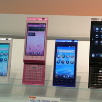 KDDI（au）向けのスマートフォン「IS11SH」。テンキ―入力とタッチ操作の両刀使い。スライドしてキーボードを開くだけでアプリを起動できるスライド連携メニューなど、従来の携帯電話の機能も継承