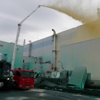 福島原発1号機タービン建屋への飛散防止剤散布風景
