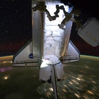 ISSとドッキングされているエンデバー。背景に見えるのは夜間の地球（5月28日撮影）