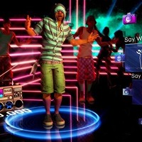 話題のKinect『DANCE CENTRAL』をタレントやモデルがプレイ  画面上のキャラクターにあわせてダンス。基本的な動作は右側のアイコンに表示される。