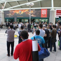 【E3 2011】閉幕後の会場前、みんなで3DSの画面を覗き込んで・・・  【E3 2011】閉幕後の会場前、みんなで3DSの画面を覗き込んで・・・ 
