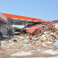 石巻市内で津波被害を受けたガソリンスタンドようす（2011年5月8日）