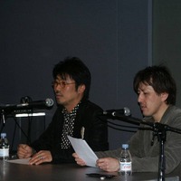 プロデューサの亀田誠治氏（写真左）が、それぞれのアーティストを前に丁寧に講評
