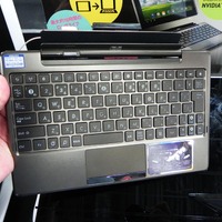 こちらは「タブレット」取り外した状態のモバイルキーボードドック。日本語キーボードを備えている。