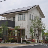 豊田市低炭素社会システム実証プロジェクトの実験用モデル住宅。太陽光発電パネル
