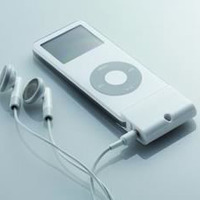 　エレコムは、iPod nano対応のコネクタ装着型ホルダー3種を5月中旬に発売する。いずれもiPod nanoのコネクタ部分を利用した独自のラッチシステムを採用するのが特徴だ。