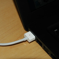 マグネットで吸着するMagSafe電源アダプタはMacBookにも採用されている