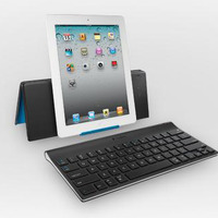 スタンドにiPadを縦位置で設置したイメージ（iPadは別売）