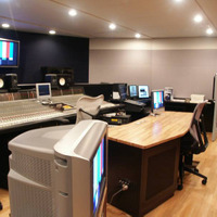 国内最先端の設備を誇るミキシングスタジオ。音声だけでなく映像編集も可能