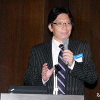 最初に登壇し、会社全体の事業概要について説明した代表取締役社長　藤沢秀幸氏